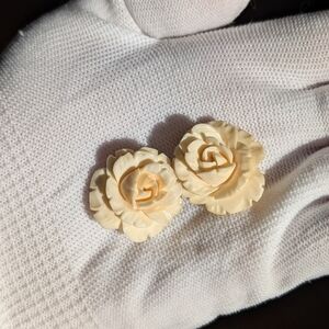 Vintage Lucite Rose Clip-On Earrings – Creamy Floral Design Retro